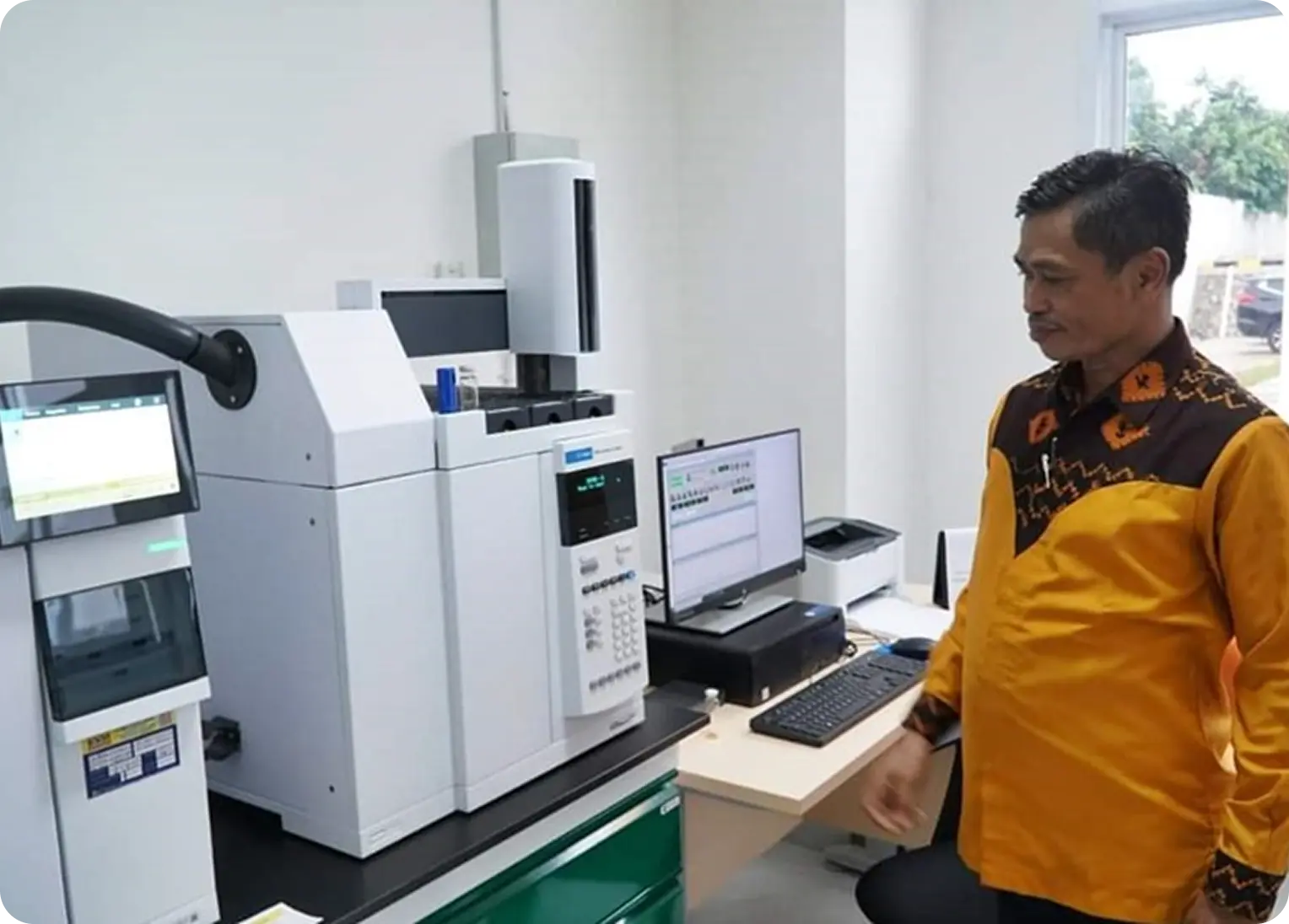 Instrumen HPLC (High Performance Liquid Chromatography)