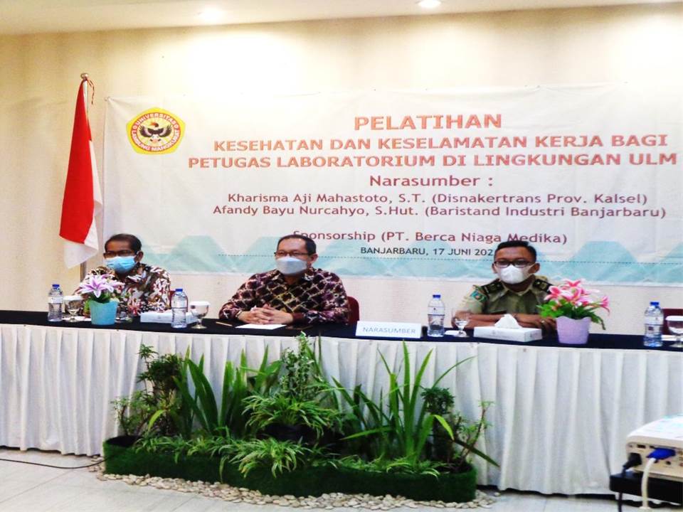 PELATIHAN KESEHATAN DAN KESELAMATAN KERJA BAGI PETUGAS LABORATORIUM DI LINGKUNGAN UNIVERSITAS LAMBUNG MANGKURAT