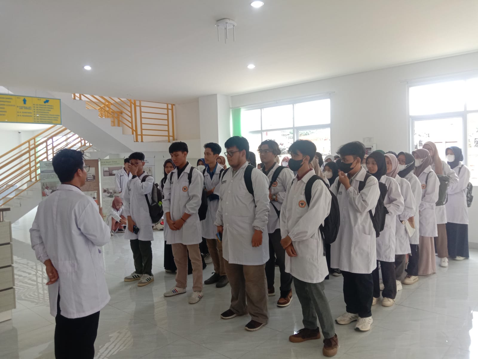 Pengenalan Alat HPLC, GCMS, AAS, FTIR, dan TLC Scanner kepada mahasiswa Farmasi FMIPA ULM dalam menunjang kegiatan praktikum