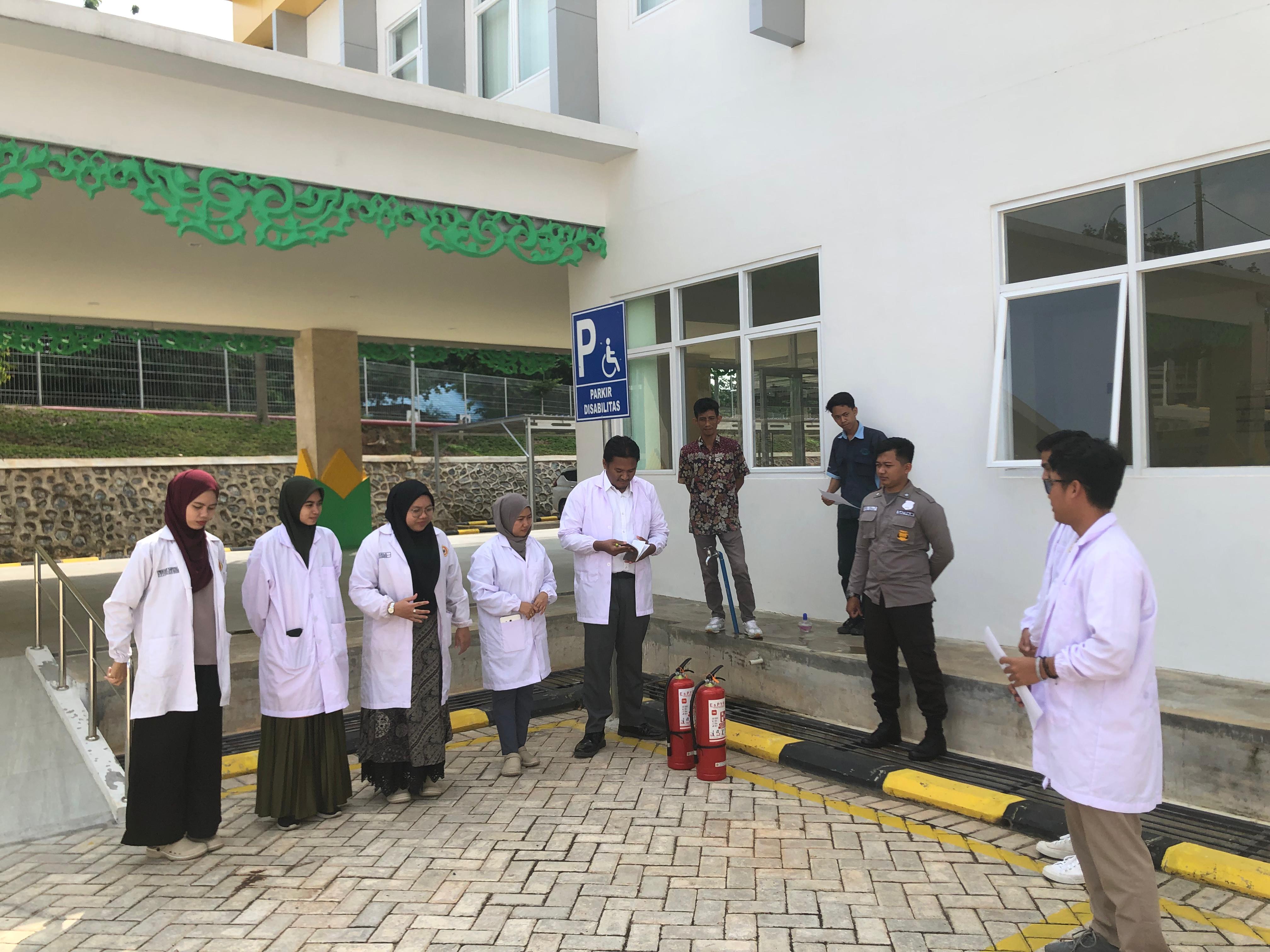 Pelatihan Simulasi K3 (Kesehatan &amp; Keselamatan Kerja) Bagi Staff Laboratoriun Terpadu Ulm Terhadap Penggunaan Apar (Alat Pemadam Api Ringan) Dan Safety Shower (Emergency Shower &amp; Eyewash)