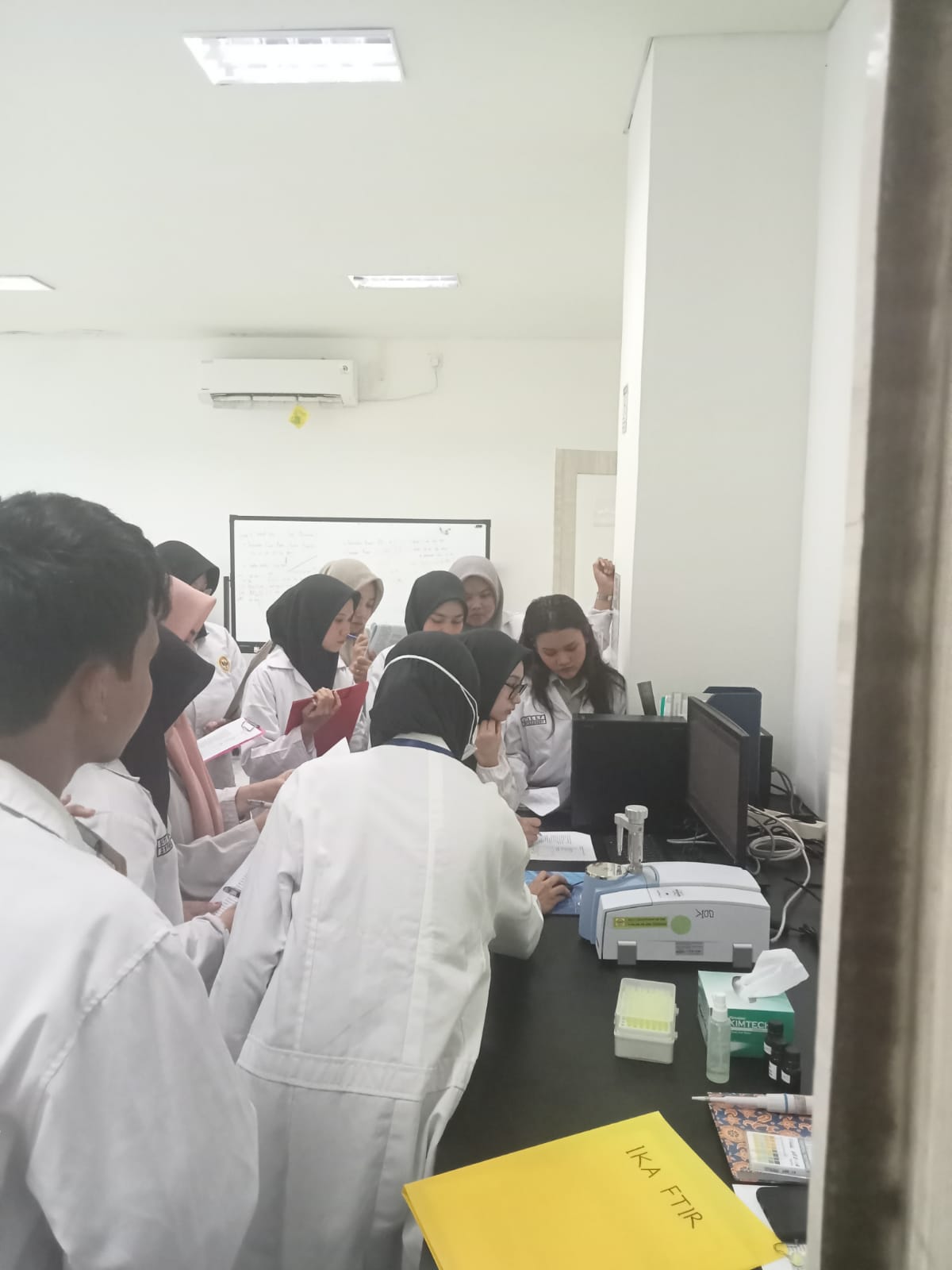 Kunjungan Mahasiswa S1 Kimia FMIPA ULM ke Laboratorium Terpadu: Pengenalan Instrumen SAA, SEM, dan FTIR